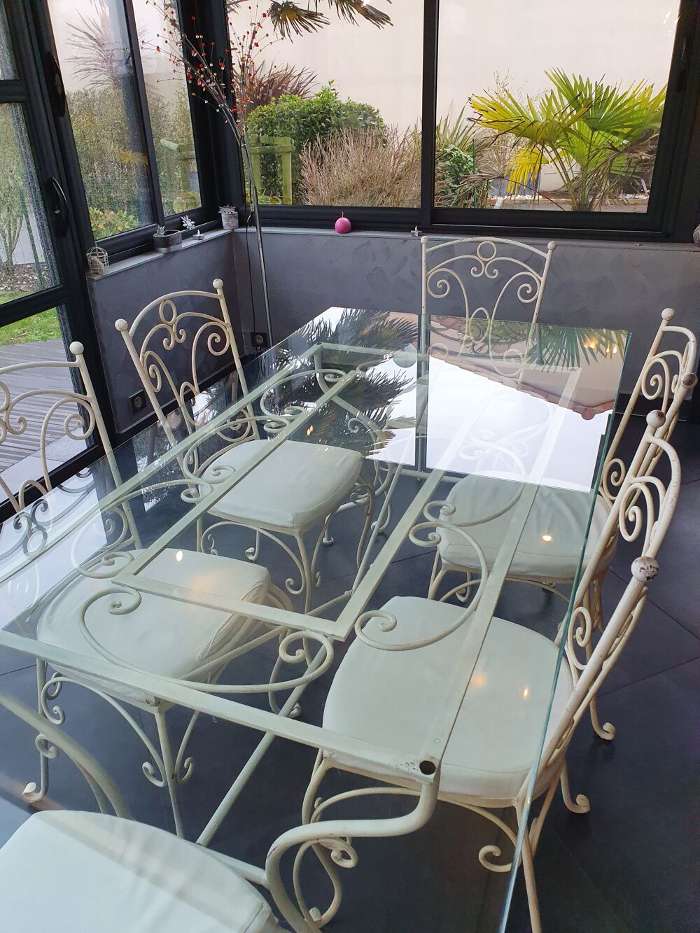 Table en fer forg&eacute; beige Meubles
