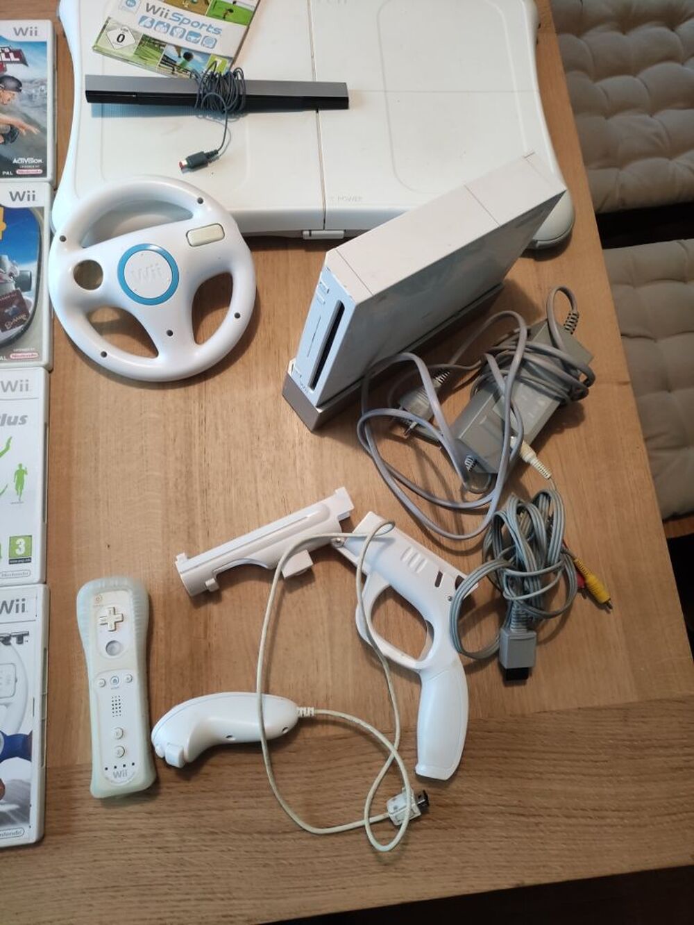 console Wii avec 1 plateau 1 manette 1 volant 1 pistolet 13 jeux. Consoles et jeux vidéos