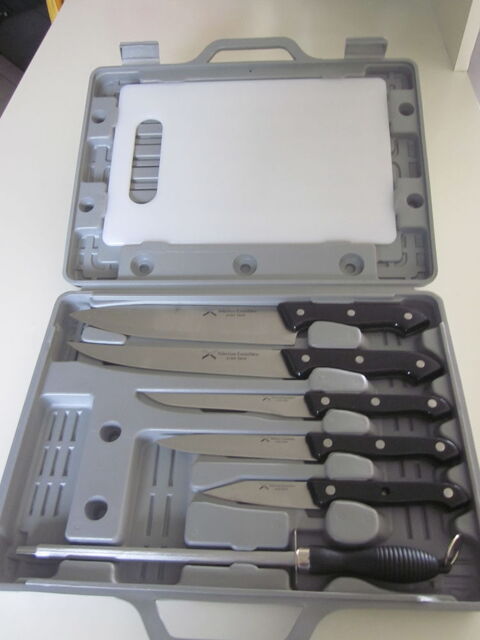 Tr�s belle mallette de cuisine neuve.
22 Saubion (40)