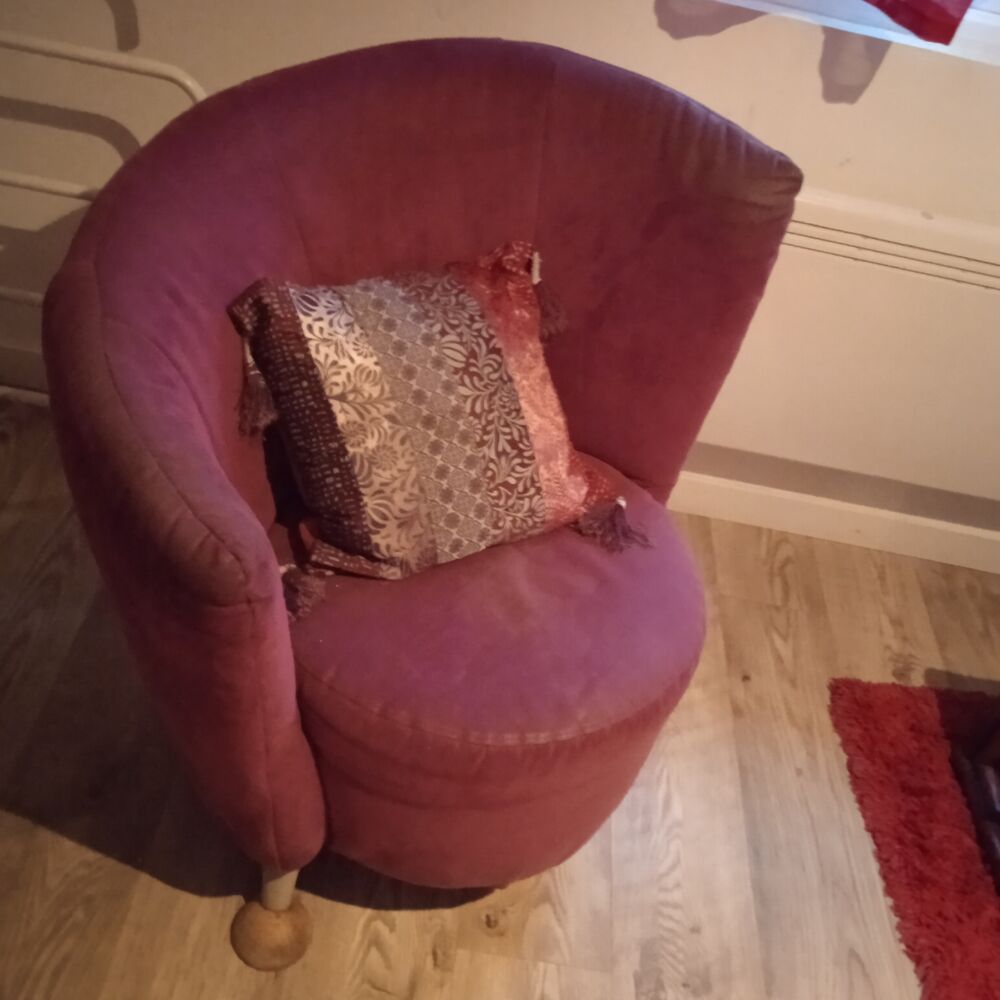 Gros fauteuil violet dossier assym&eacute;trique , largeur 80, haut Meubles