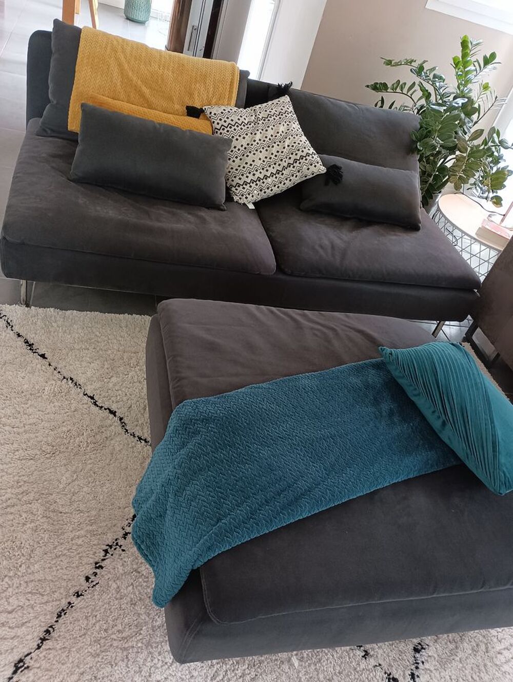 Canap&eacute; comme neuf Ikea avec pouf
Meubles