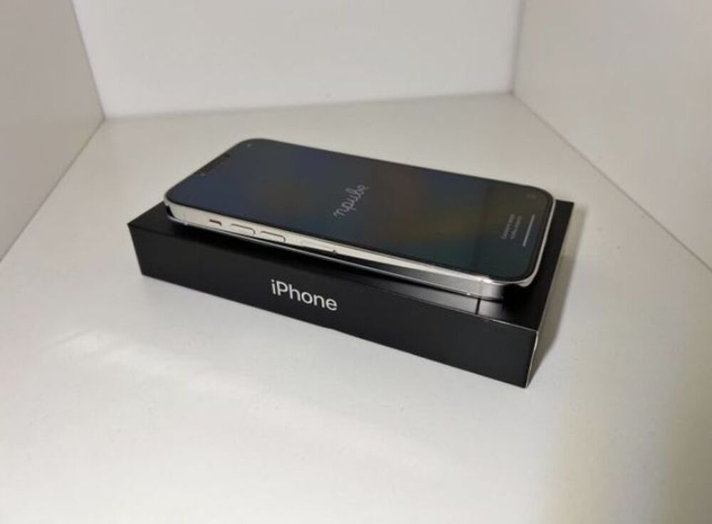 En , un iPhone 13 pro Mac avec 256 Go de stockage. Téléphones et tablettes