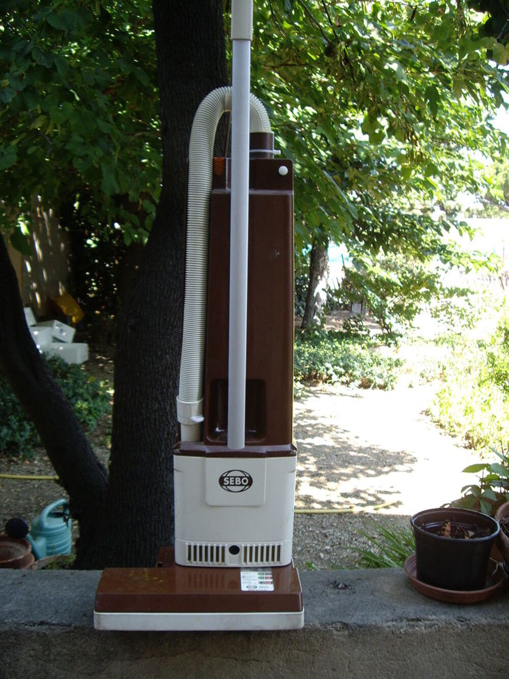 aspirateur brosseur Electroménager