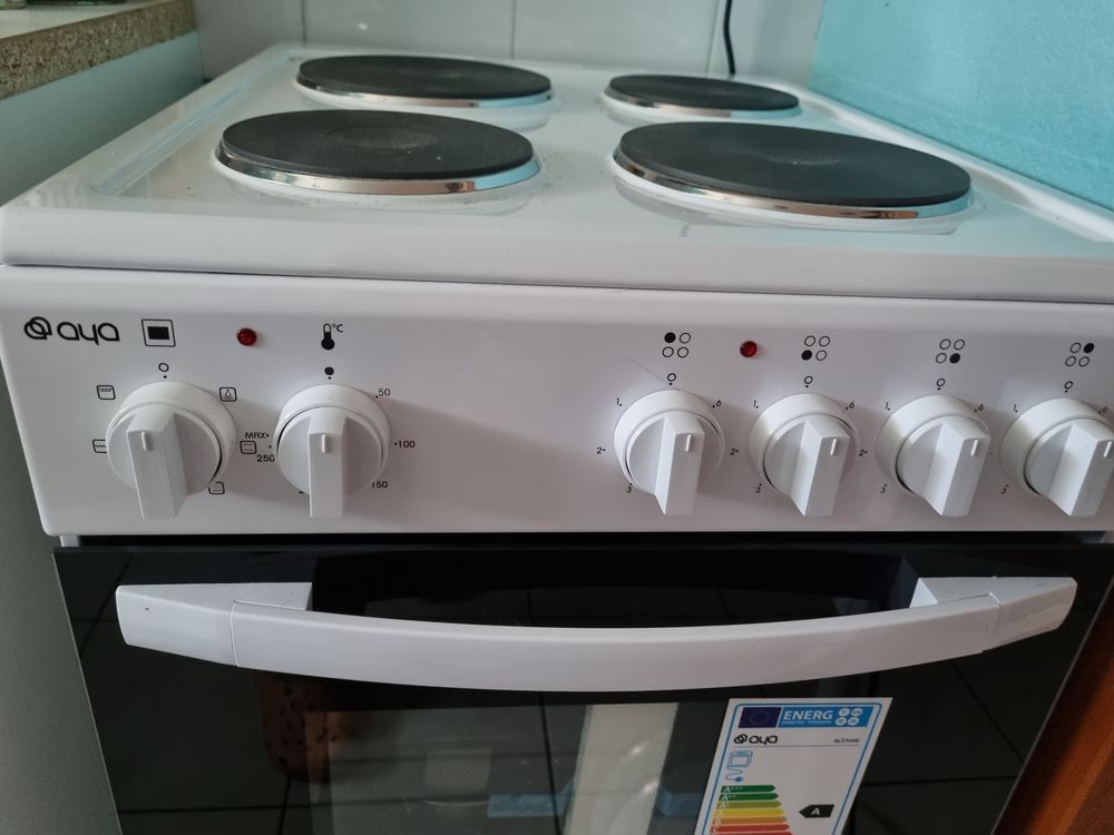 cuisini&egrave;re &eacute;lectrique AYA avec four. Electroménager