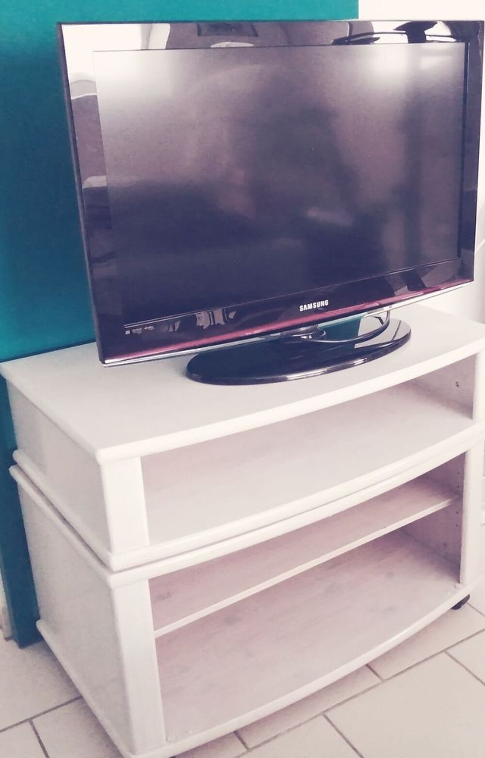Meuble t&eacute;l&eacute; sur roulettes 
Meubles