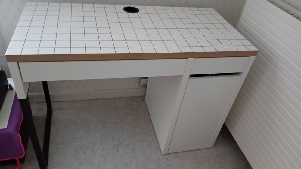 Bureau informatique 2 tiroirs et une porte c&ocirc;t&eacute; droit. Meubles