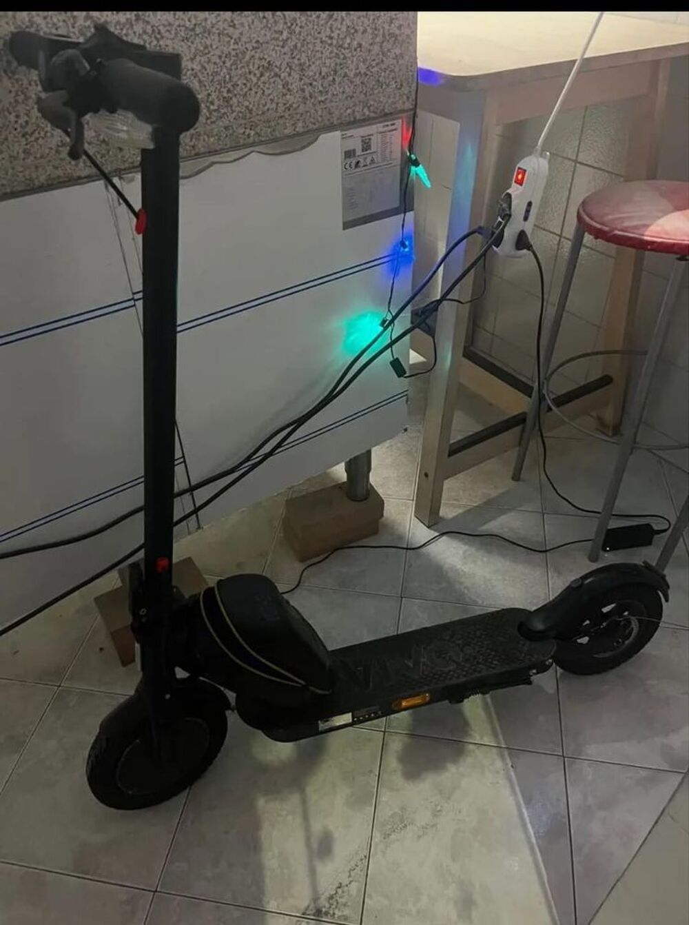 Trottinette &eacute;lectrique noire Vélos