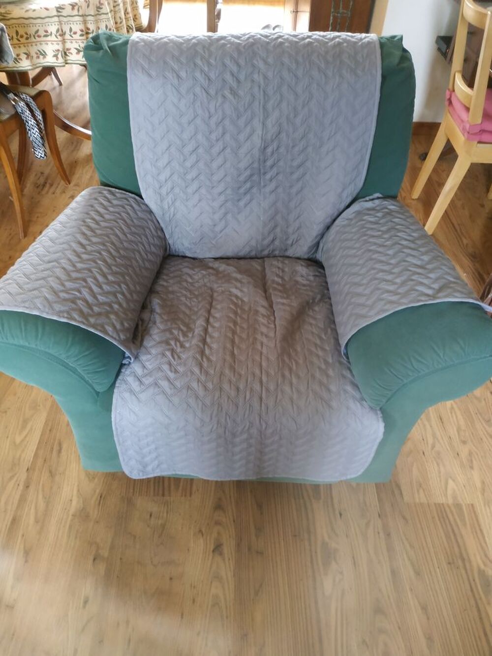 canap&eacute;s une 210cm x 80cm pour 3 et une pour 1 personne Meubles