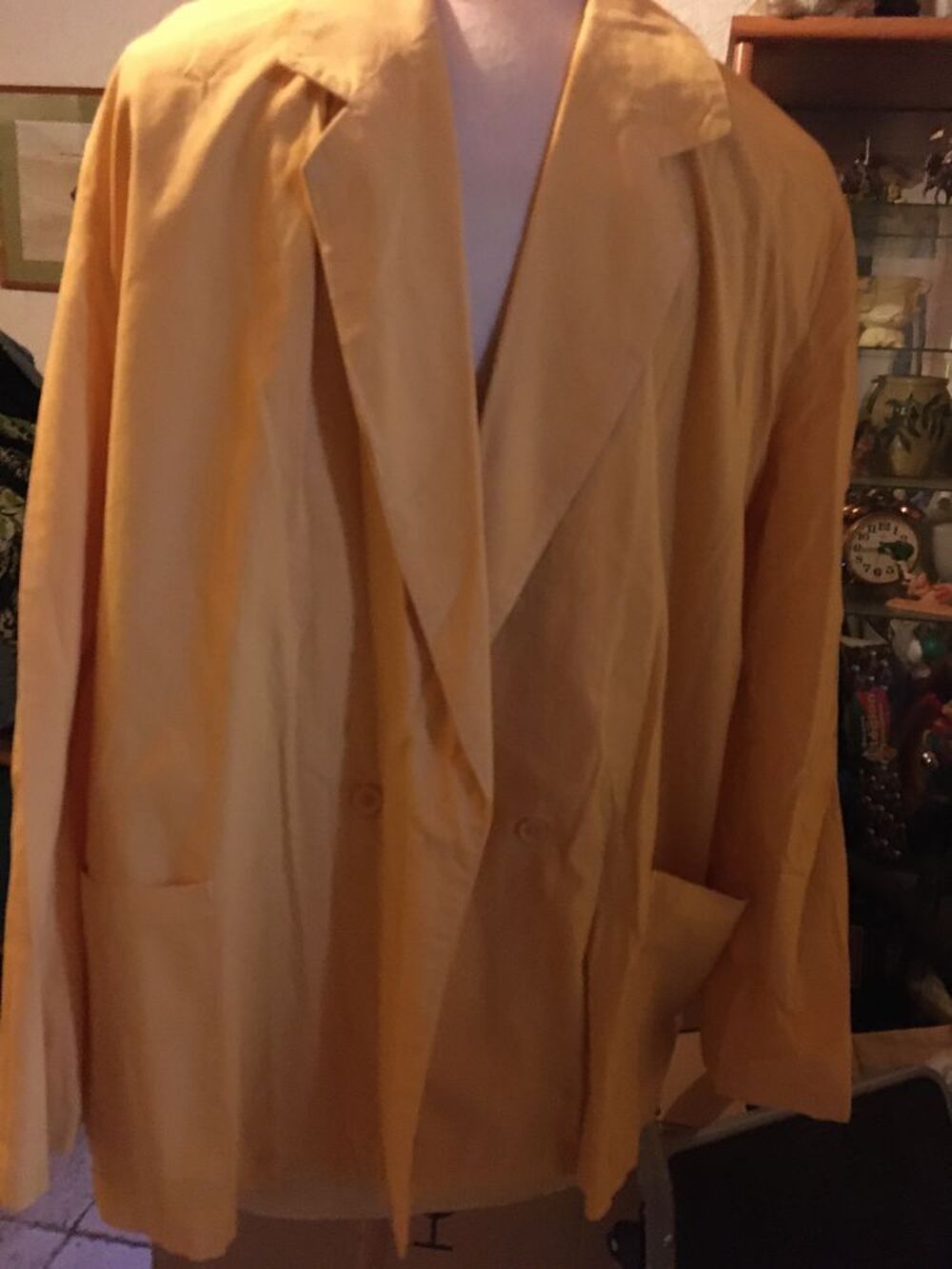 Jolie veste taille 42/44 couleur jaune bouton d o r Vêtements