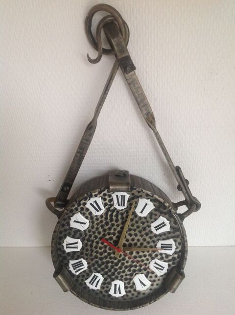 HORLOGE ANCIENNE DÉCORATIVE EN MÉTAL Envoi Possible
19 Trégunc (29)