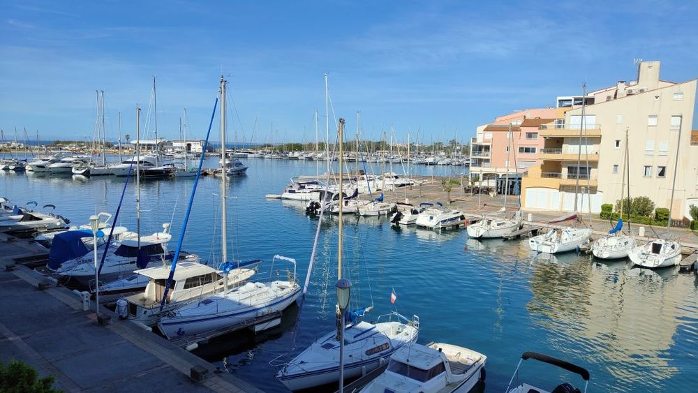 Vente Appartement LE CAP D'AGDE: Situé sur la pointe de l'AVANT PORT: très beau 3 pièces traversant rénové avec goût et situé face aux bateaux. Le cap d agde