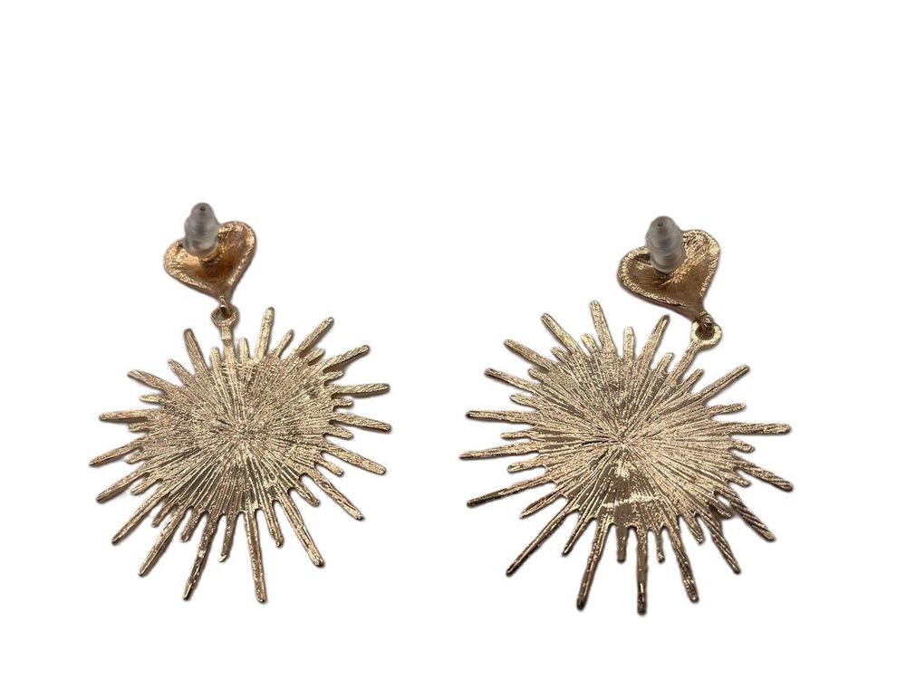 Boucles d'oreilles pendantes coeurs. Bijoux et montres
