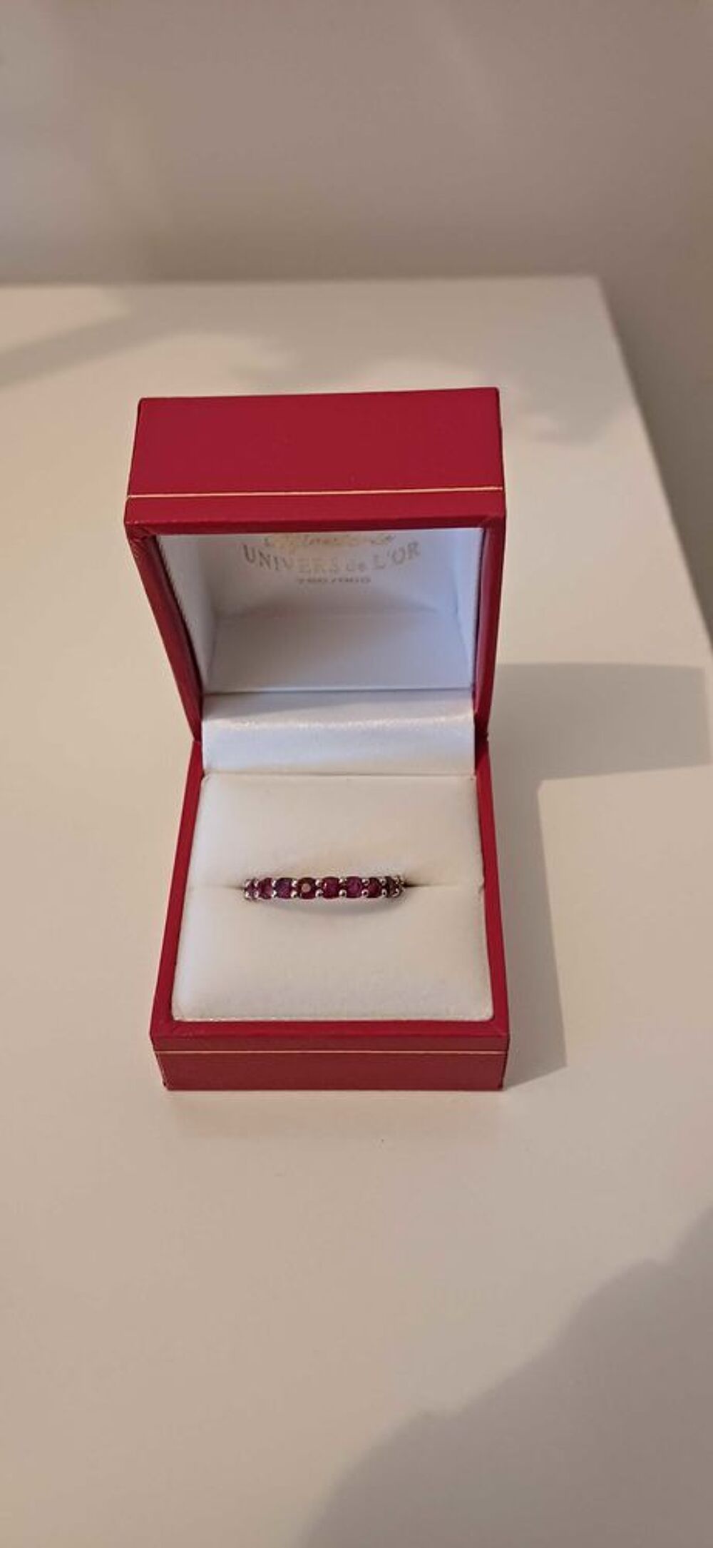 Jolie bague en or blanc 18 carats avec rubis Bijoux et montres