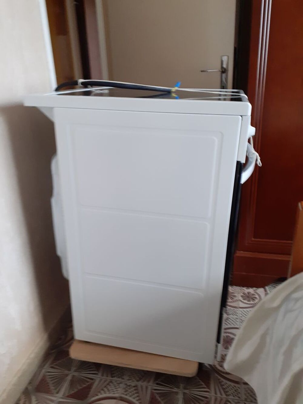 cuisini&egrave;re FAURE vitroc&eacute;ramique Electroménager