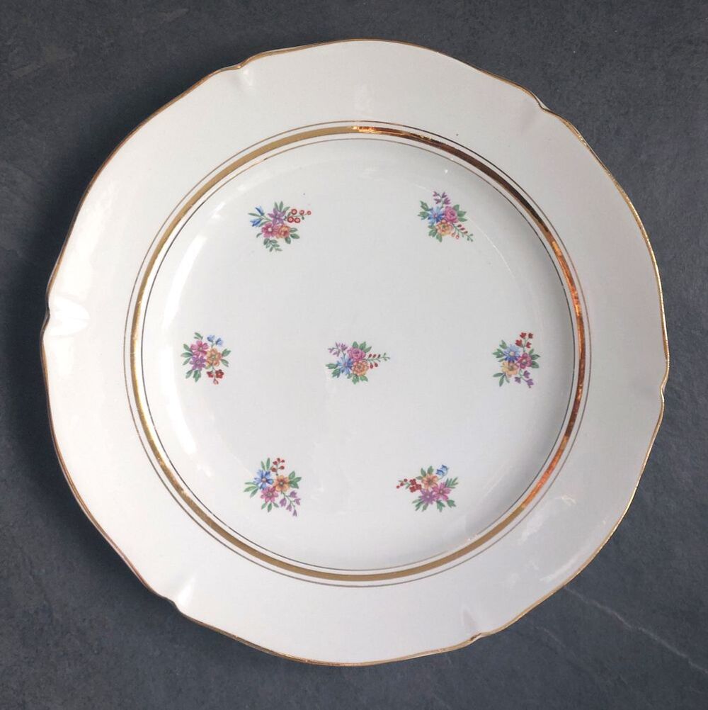 service de vaisselle 71 pi&egrave;ces en porcelaine Saint Amand Décoration