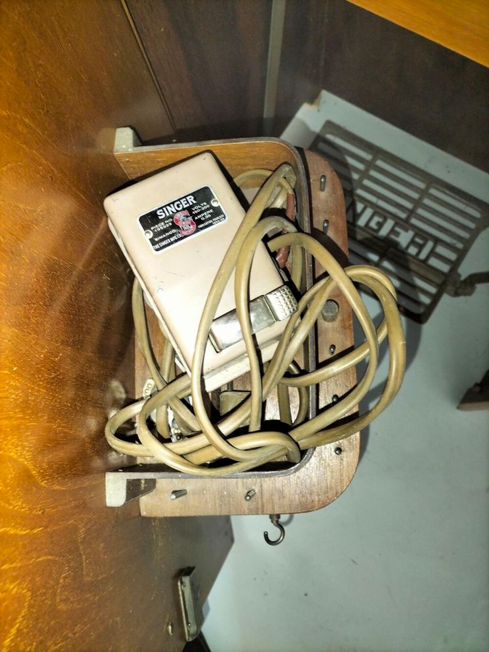 Meuble avec machine &agrave; coudre Singer 