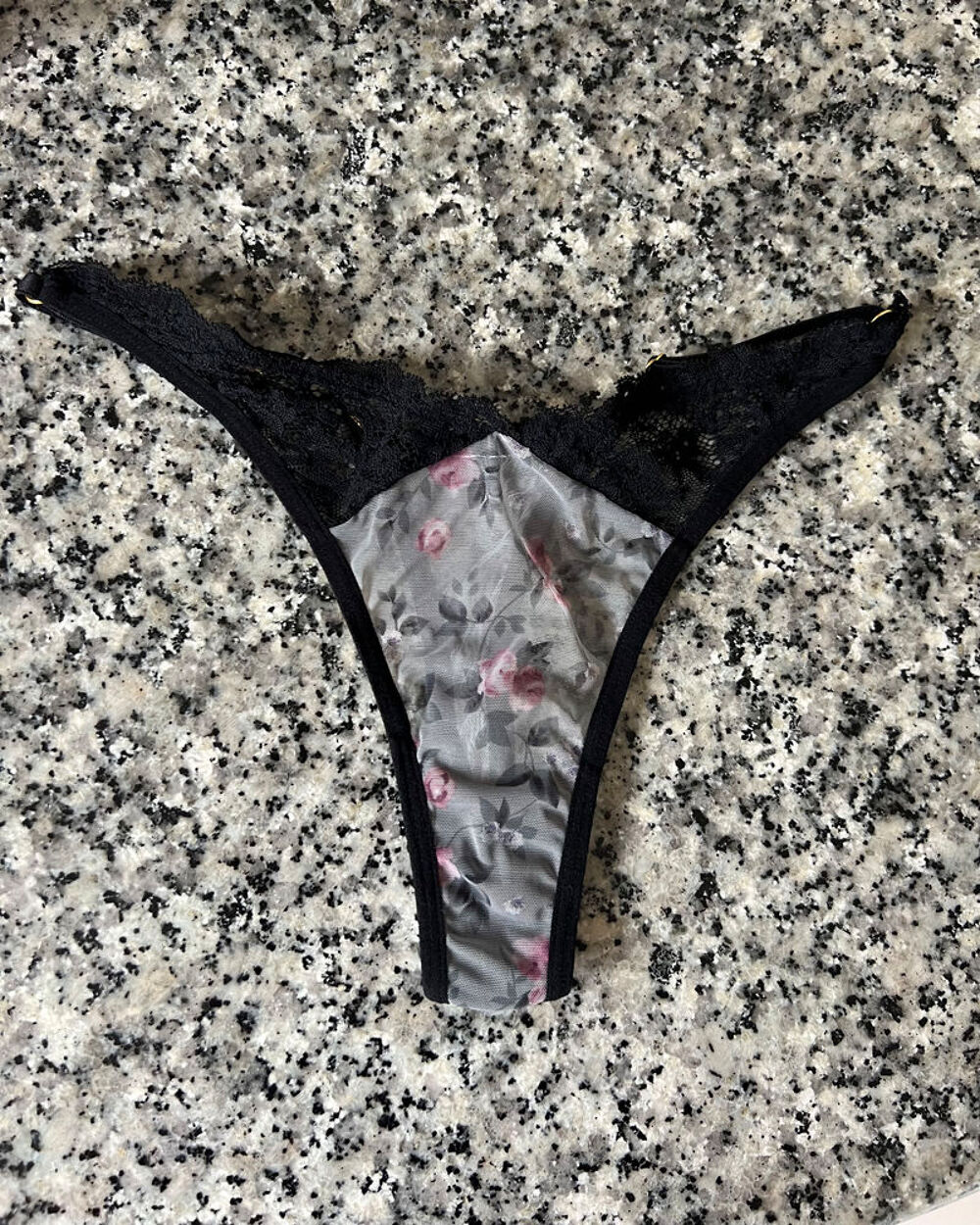 String Femme Noir Fleuri en Dentelle. Neuf Jamais Port&eacute; Vêtements