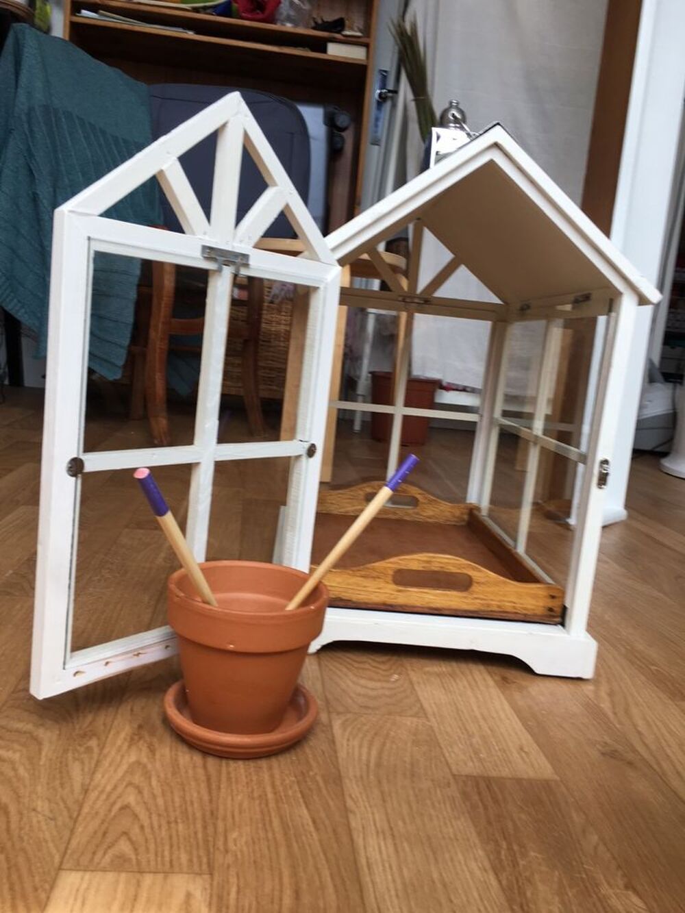 Mini serre (ou maison de poup&eacute;es) Meubles
