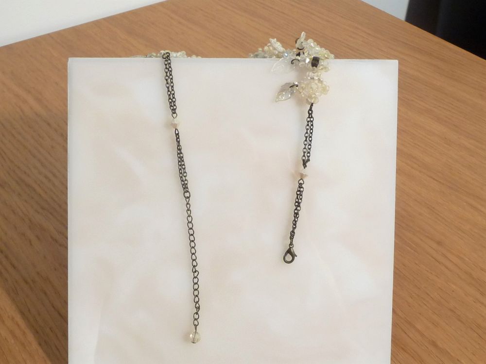 Collier avec Perles en Plastique Blanc et sa Chaine Double Bijoux et montres