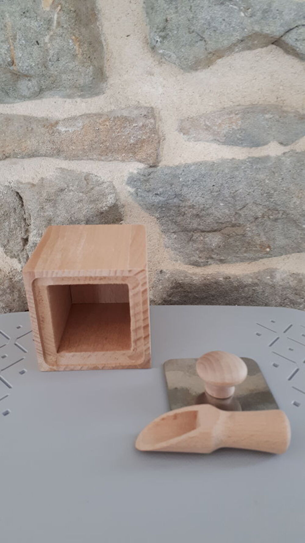 Sali&egrave;re en h&ecirc;tre forme carr&eacute; avec cuill&egrave;re Décoration