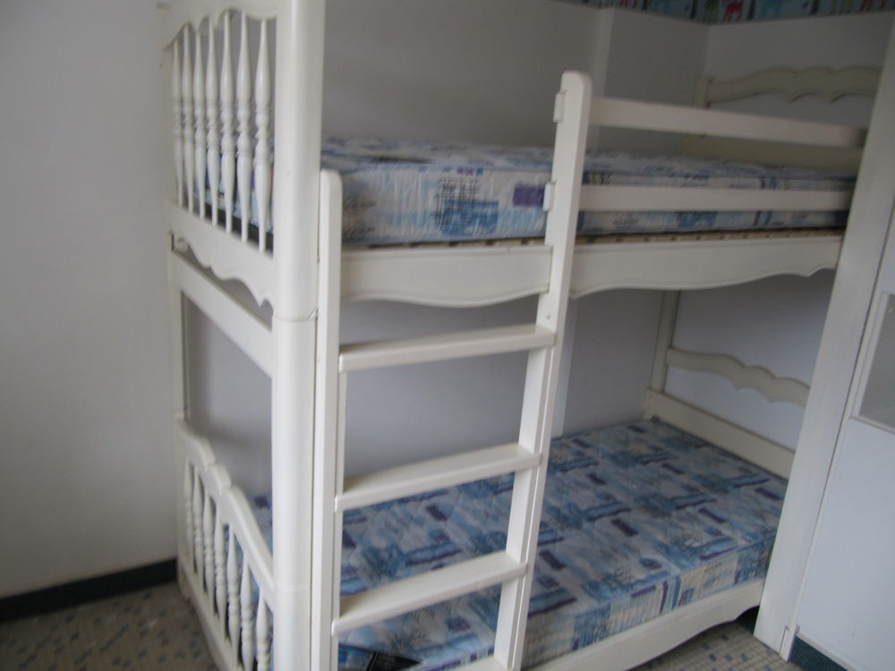 Lit supperpos&eacute; avec matelas et protection matelas Meubles