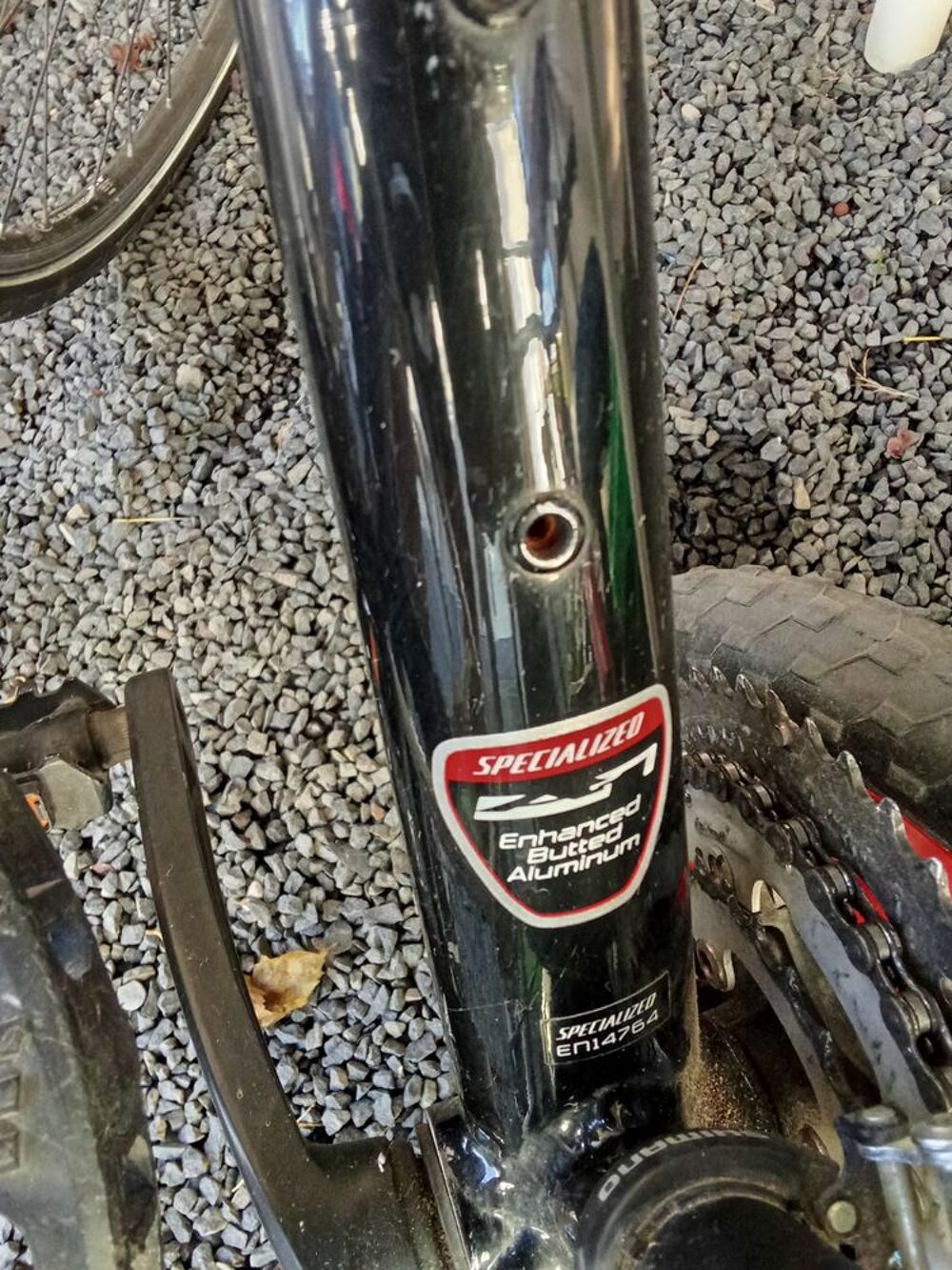 2 VTT Specialized avec porte v&eacute;lo vitre arri&egrave;re Vélos