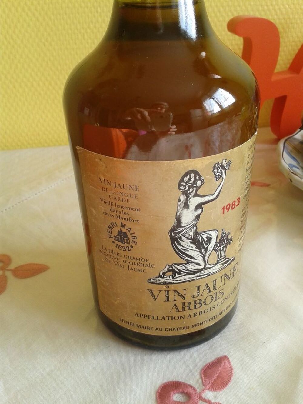 bouteille de vin jaune Arbois 1983 Cuisine
