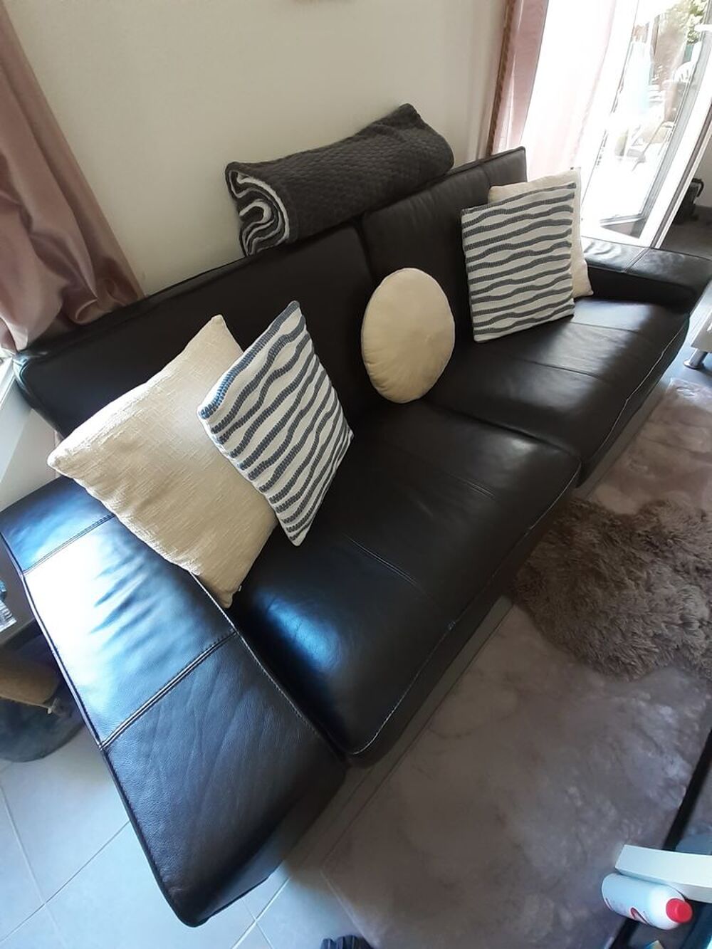 Canape cuir noir tr&egrave;s confortable Meubles