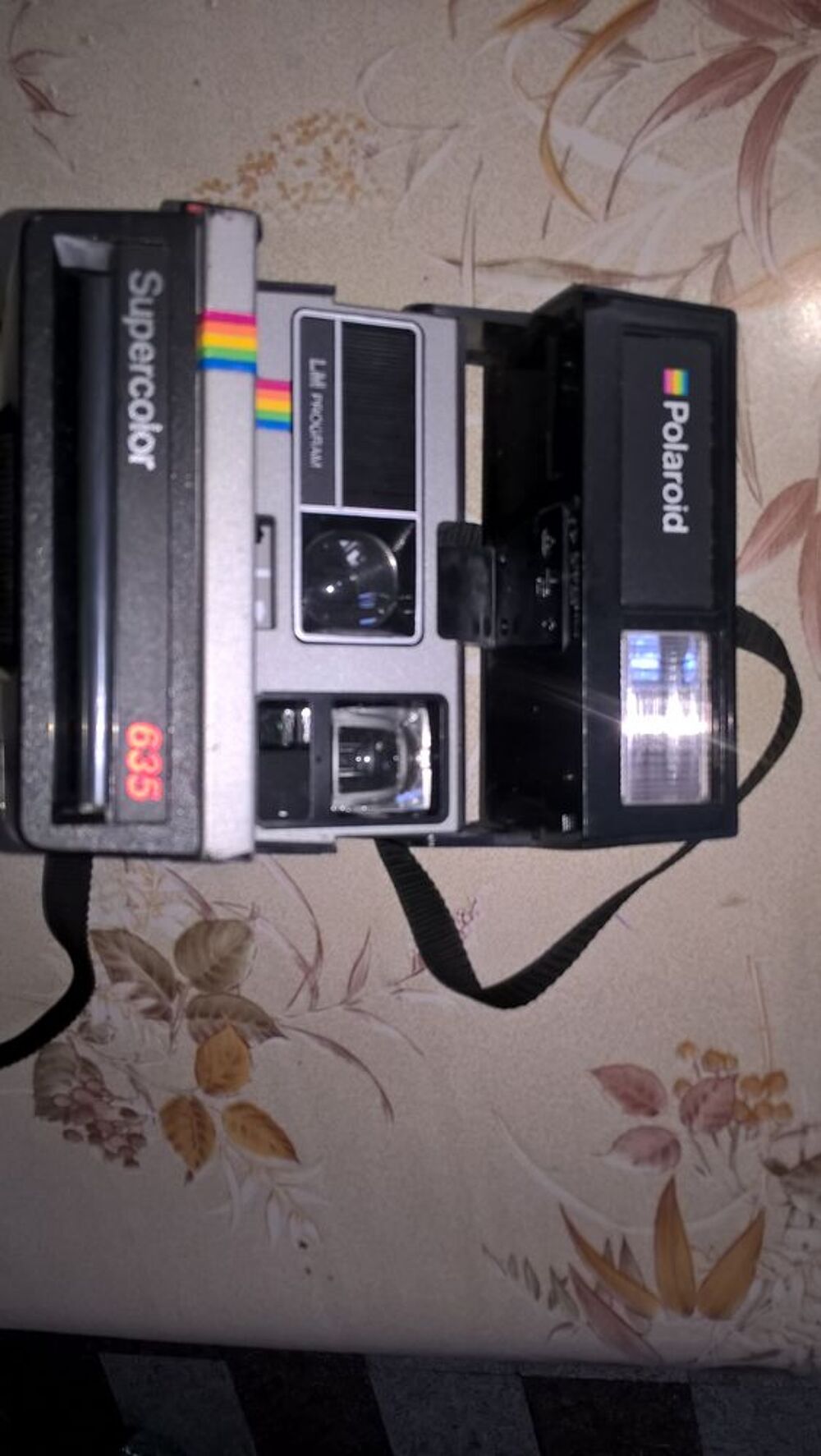 Ancien appareil photo POLARO&Iuml;D SUPERCOLOR 635. Photos/Video/TV
