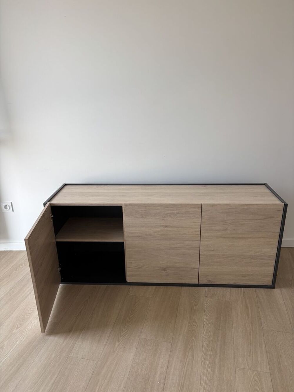 BUFFET BAS 3 PORTES AVEC PIEDS Meubles