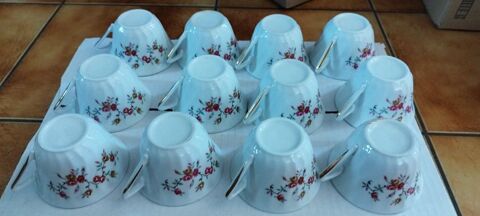 12 tasses en faience/années 70/vintage 40 Écuisses (71)