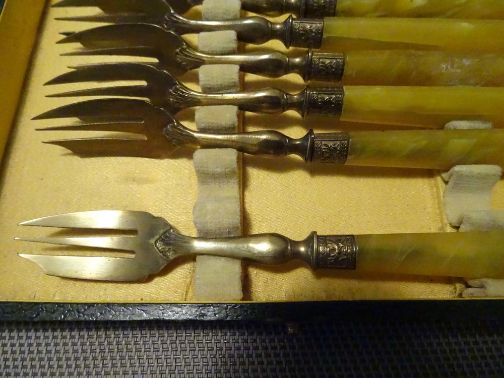 Coffret fourchettes anciennes &agrave; g&acirc;teau manche en corne 