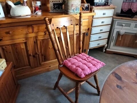 table ronde avec rallonge et 5 chaise pin massif Bon ét Vitteaux (21)