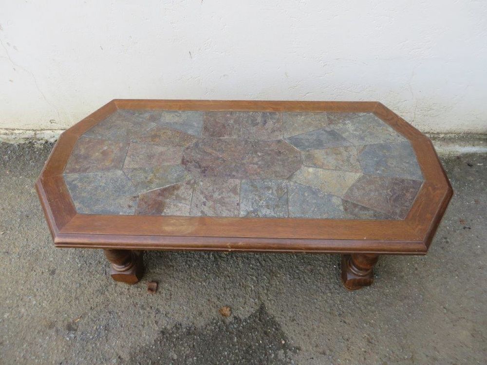 Table de salon en bois massif avec dessus carrelage. Meubles
