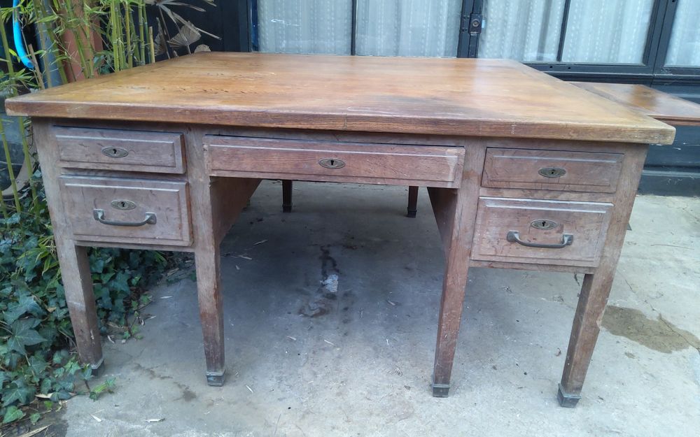 Bureau double d'administration. Meubles