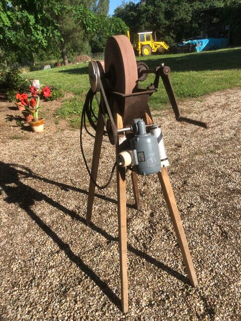Meule à eau motorisée et manuelle. 60 Bessières (31)