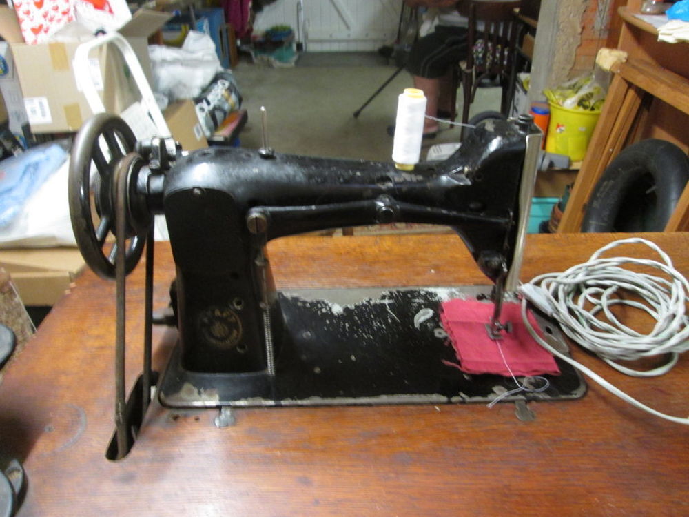 Ancienne Machine a coudre de marque PAFF Meubles