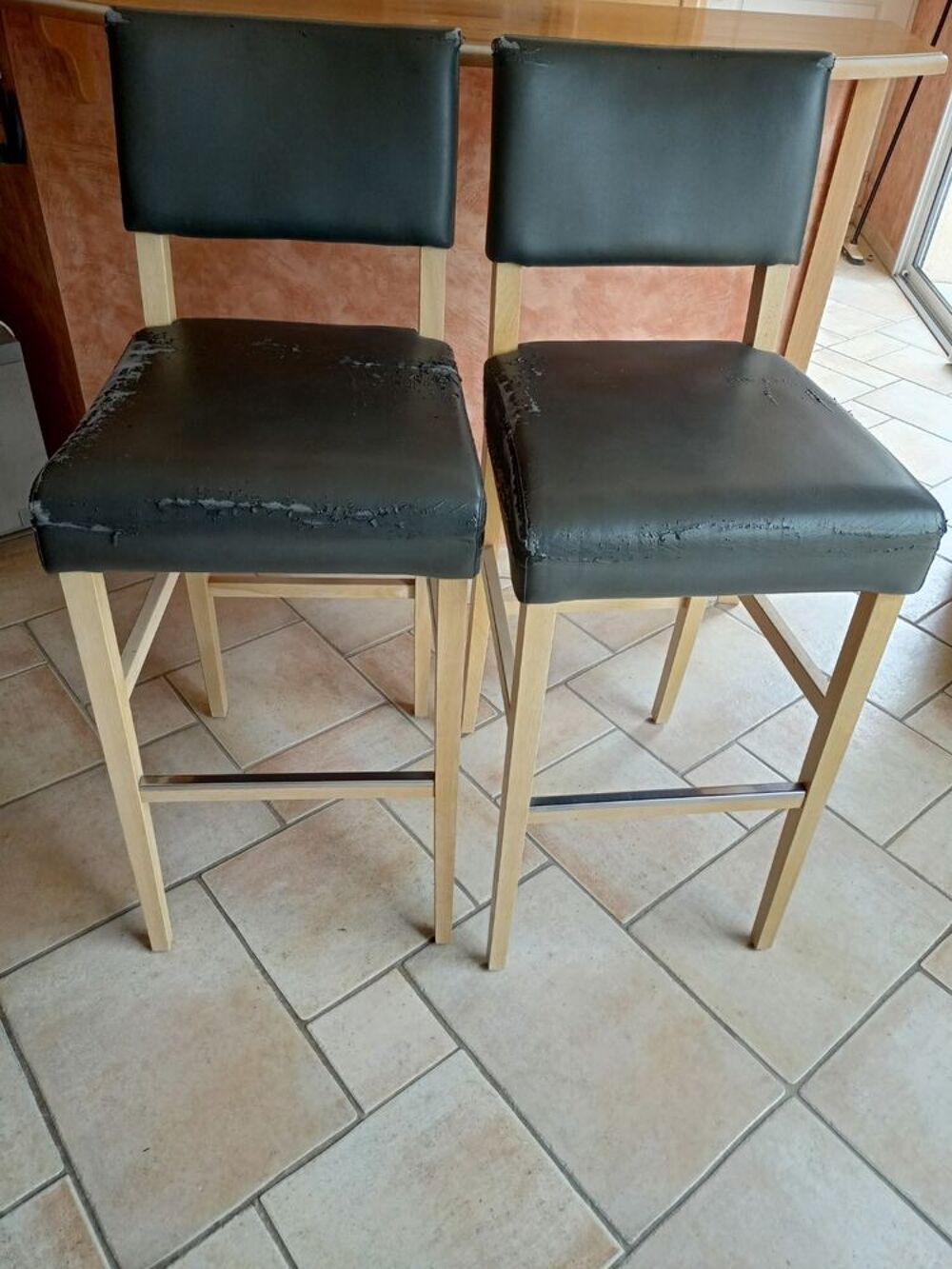 2 Tabourets/Chaises de bar, ch&ecirc;ne massif du Jura par Artisan Meubles