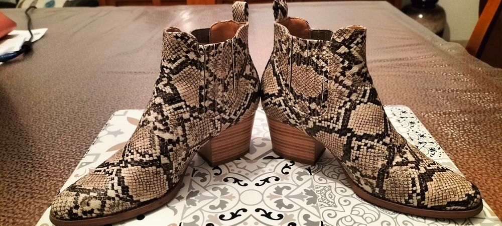BOOTS STYLE PYTHON
TBE
TAILLE 37
10 EUROS Chaussures