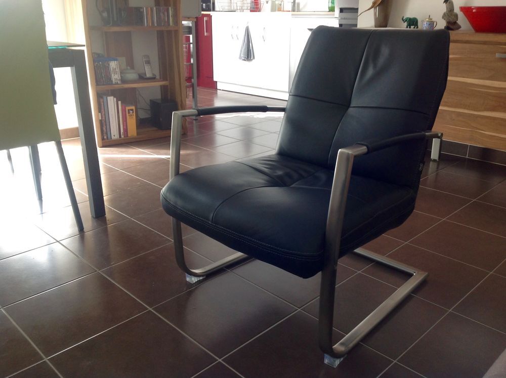 fauteuil de salon en cuir noir de marque H&amp;H
Meubles