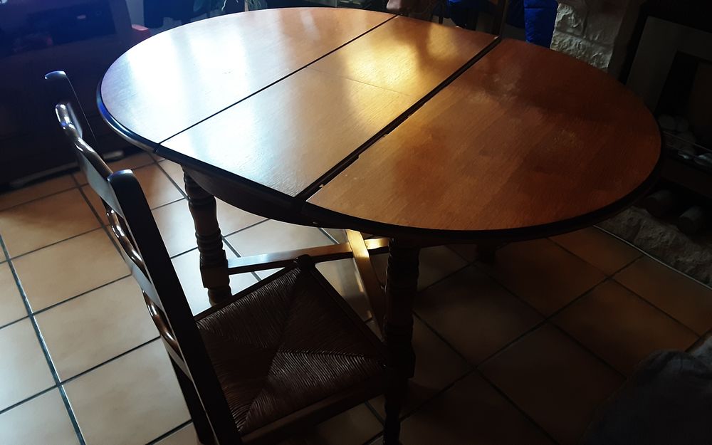 Table ronde de 120cm et 4 chaises Meubles