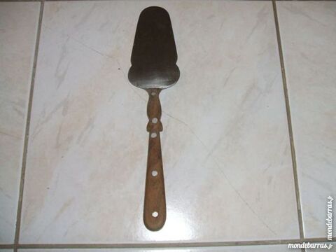 Pelle ancienne � tarte ou g�teaux. 5 Montceau-les-Mines (71)