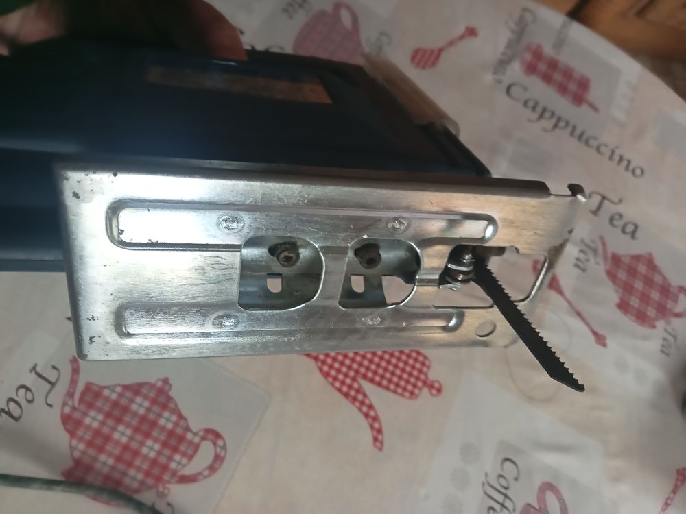 Scie sauteuse &eacute;lectrique 350 watts Bricolage