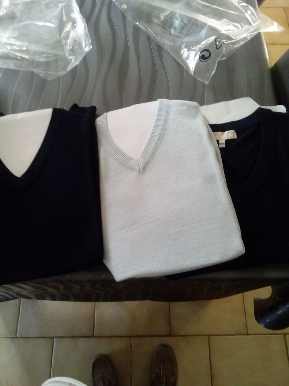 lot v&ecirc;tement neuf 41/42 et 43 Vêtements