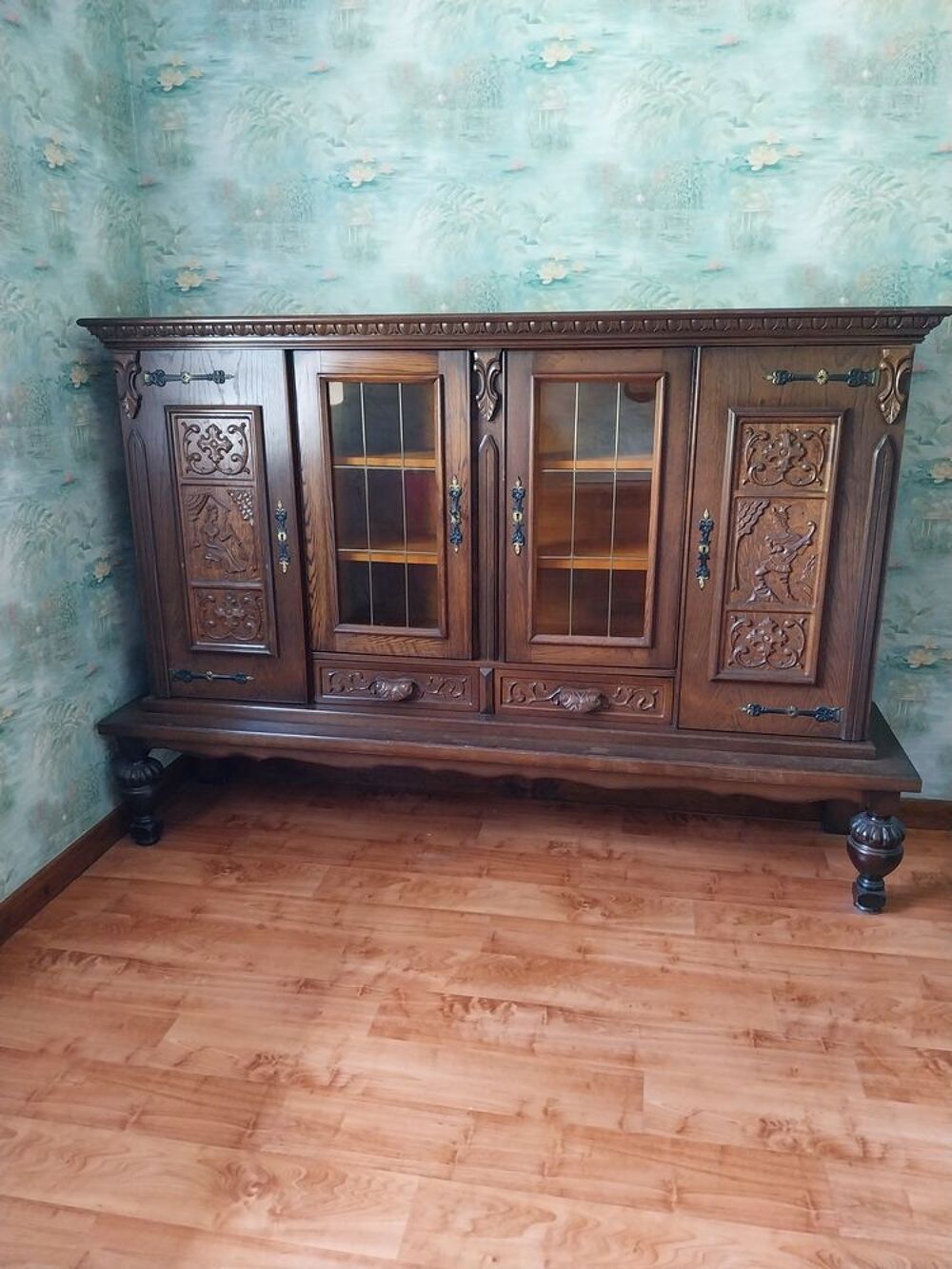 TABLE ET BAHUT Meubles