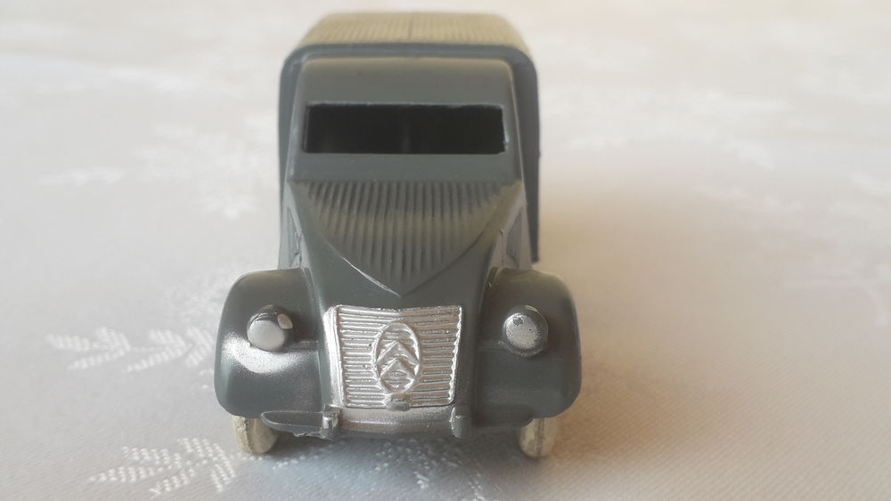 Voiture miniature 2CV Citro&euml;n commerciale JRD
