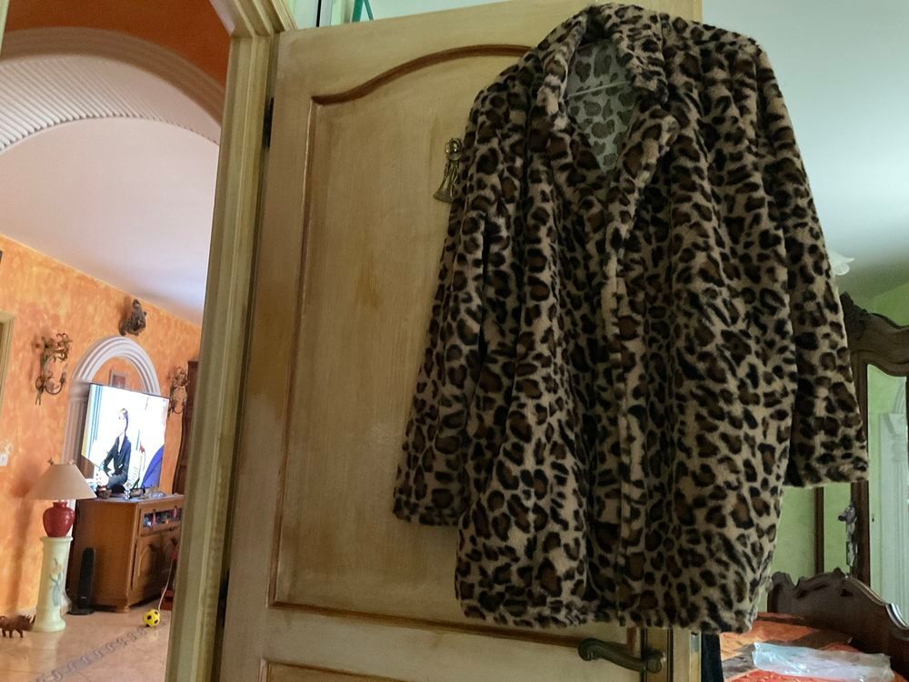 Tr&egrave;s belle veste fausse fourrure Vêtements