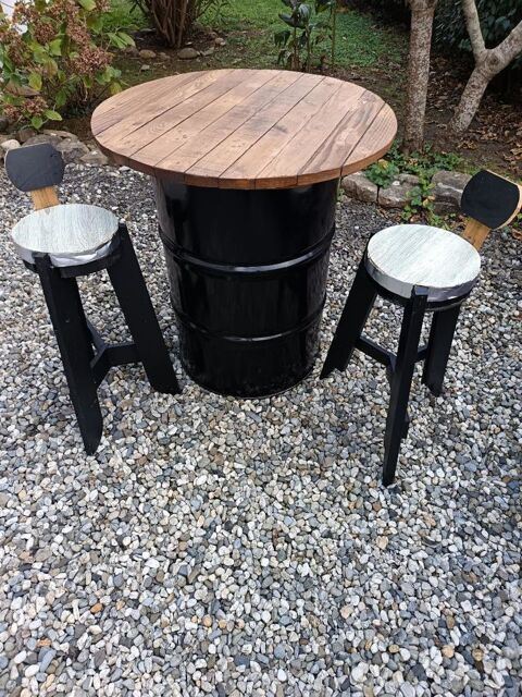Mange-debout avec 2 tabourets. 50 Bassussarry (64)