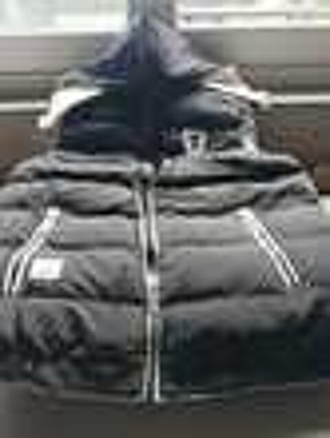 Gilet sans manches avec capuche jamais port&eacute; Vtements