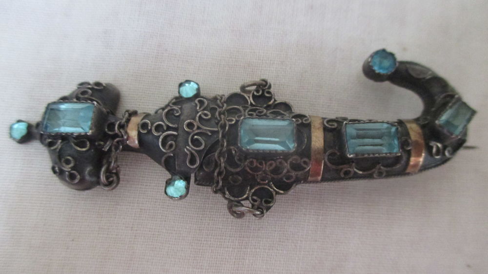 rare broche poignard. Bijoux et montres
